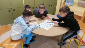 Uganke, robotki in RINOigra – kako četrtošolci odkrivajo svet računalništva