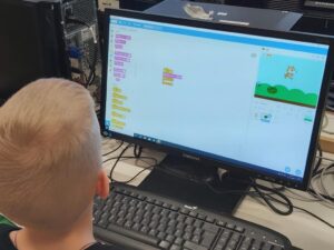 4. a raziskuje Scratch in se uči s pomočjo tehnologije